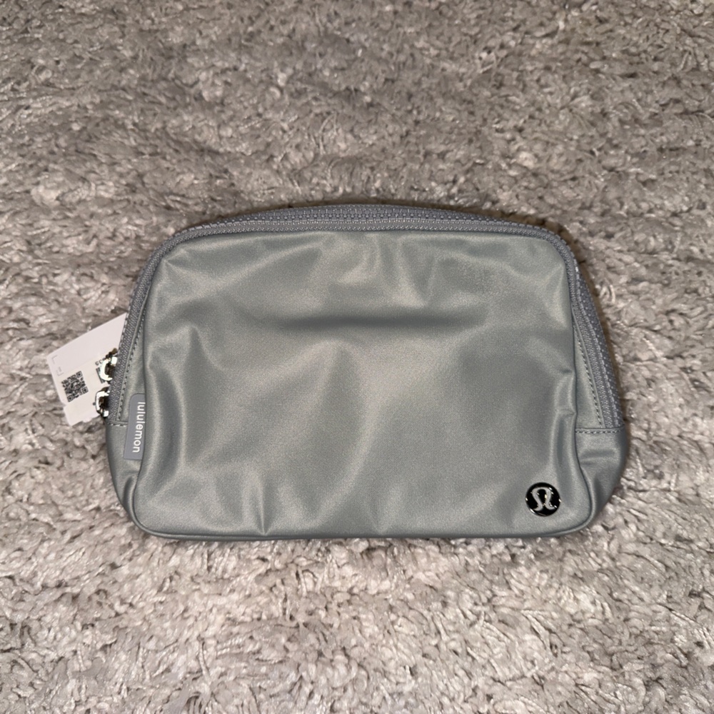 Lululemon Gray  Silver Drop Large Everywhere Belt Bag Fanny pack NWT
